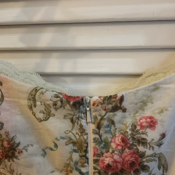 Kitten D’amore. Designed in Australia. AU Size 6 - Picture 9 of 12